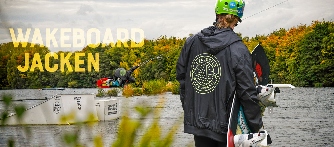 Wakeboarder mit anthrazitfarbener LAKECHILD Wakeboard Jacke am Cable Dock5 in Düren